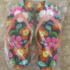 NWT Vera Bradley Flip Flops in Jazzy Blooms (L)